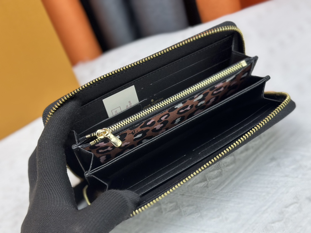 Louis Vuitton Zippy Wallet - Image 5
